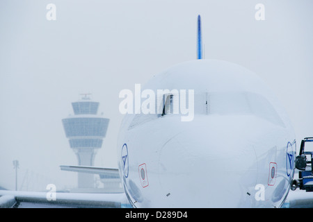 Aeromobile, in inverno, neve, Aeroporto di Monaco di Baviera, MUC Foto Stock