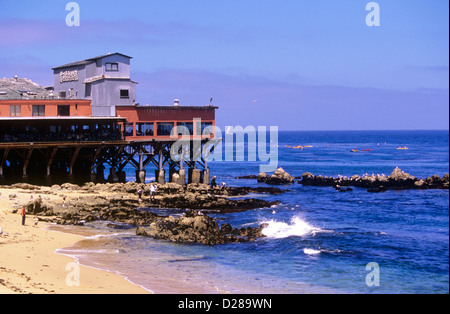 Tutti lungo Cannery Row, vecchi magazzini e conservifici di pesce sono state convertite in negozi e ristoranti, Monterey, California, Stati Uniti d'America Foto Stock