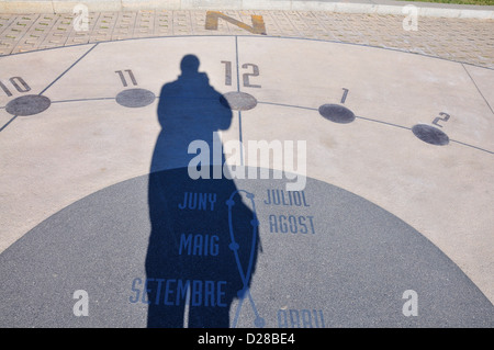 In Spagna, in Catalogna, Barcellona. Analemmatic sundial, Plaça de la Reina Cristina Maris (è 11:30, in dicembre) Foto Stock