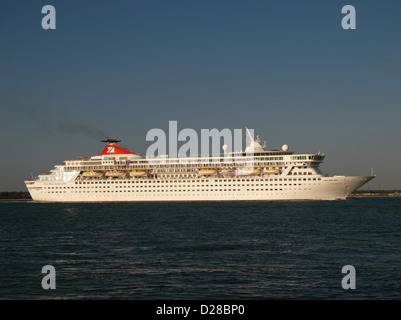Fred Olsen nave da crociera Balmoral lasciando Southampton England Regno Unito Foto Stock