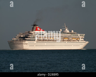 Fred Olsen nave da crociera Balmoral lasciando Southampton England Regno Unito Foto Stock