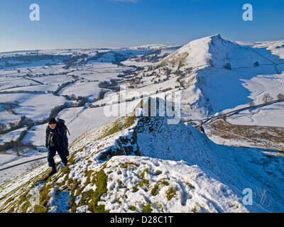 Un inverno walker su Chrome collina nella parte superiore della valle di Colomba al di là è vicina collina Parkhouse nella parte superiore della valle di colomba, il Parco Nazionale di Peak District Foto Stock