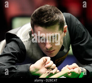 16.01.2013 Londra, Inghilterra. Mark Selby in azione contro Stuart Bingham durante il giorno quattro del Masters Snooker da Alexandra Palace. Foto Stock