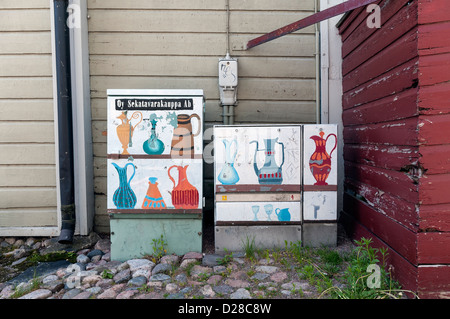 Pittura decorativa di varie brocche sulla strada caselle in Vecchio Porvoo Finlandia Foto Stock