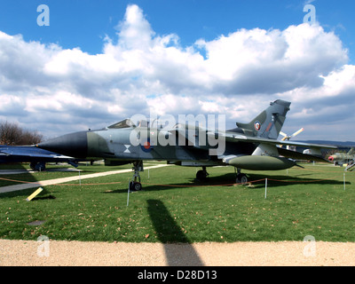 Il PANAVIA Tornado è un versatile velivolo da combattimento multiruolo bimotore sviluppato da Germania, Italia e Regno Unito. È utilizzato da diverse forze aeree in tutto il mondo per la difesa aerea, la ricognizione e le operazioni tattiche. Foto Stock