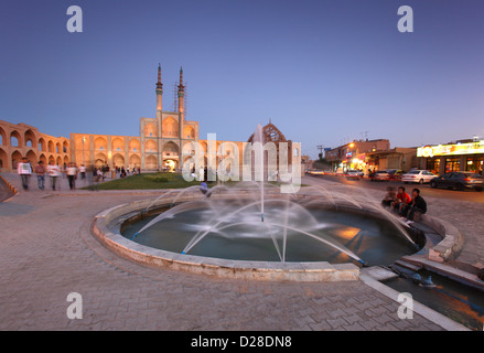 Amir Chakhmaq complessa al crepuscolo, Yazd, Iran Foto Stock