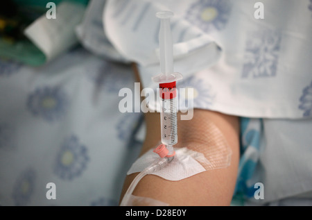 Un paziente che riceve farmaco tramite terapia intravenosa Foto Stock