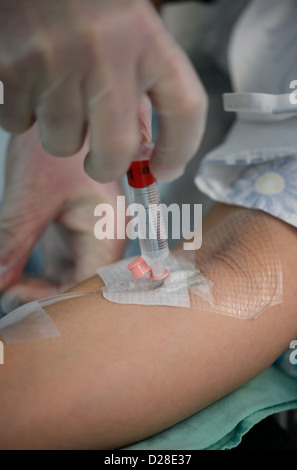 Un paziente che riceve farmaco tramite terapia intravenosa Foto Stock
