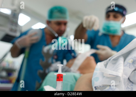 I chirurghi di eseguire l'operazione in sala operatoria in ospedale Rambam Haifa Israel Foto Stock