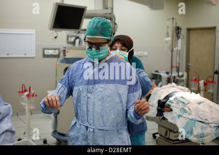 Chirurghi che indossano la maschera chirurgica per la preparazione all'uso in sala operatoria nell'ospedale di Rambam Haifa Israel Foto Stock