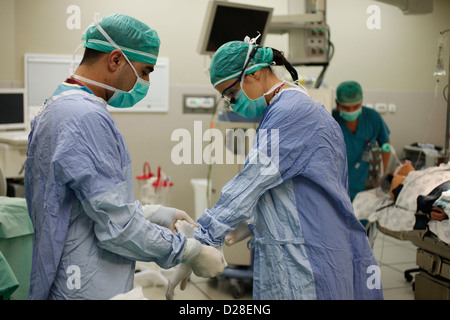 Chirurghi che indossano la maschera chirurgica per la preparazione all'uso in sala operatoria nell'ospedale di Rambam Haifa Israel Foto Stock