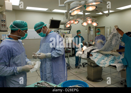 Chirurghi che indossano la maschera chirurgica per la preparazione all'uso in sala operatoria nell'ospedale di Rambam Haifa Israel Foto Stock