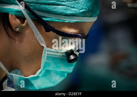 Chirurgo che indossa la maschera chirurgica in sala operatoria Foto Stock