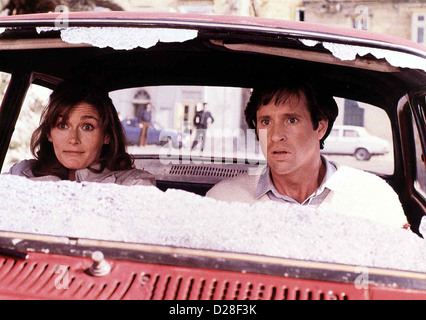 Trench trench Margot Kidder, Robert Hays Die Krimiautorin Mickey Raymond (Margot Kidder) faehrt nach Malta, um sich Foto Stock