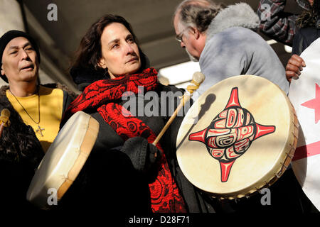 Toronto, Canada. 16 gennaio 2013. Inattivo non più rally al di fuori del Consolato Generale Britannico nel centro cittadino di Toronto come parte dell'inizio giornata di azione. Inattivo non più è un movimento di protesta originari, tra le prime nazioni in Canada in reazione a presunte violazioni del trattato indigeni diritti da parte del governo di Harper e assume particolare problema con la omnibus bill Bill C-45. Nella foto, nativo di rally con la mano il tamburo. Credito: n8n foto / Alamy Live News Foto Stock