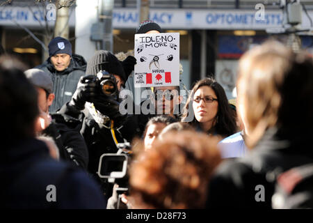 Toronto, Canada. 16 gennaio 2013. Inattivo non più rally al di fuori del Consolato Generale Britannico nel centro cittadino di Toronto come parte dell'inizio giornata di azione. Inattivo non più è un movimento di protesta originari, tra le prime nazioni in Canada in reazione a presunte violazioni del trattato indigeni diritti da parte del governo di Harper e assume particolare problema con la omnibus bill Bill C-45. Nella foto, una folle No più segnaletica essendo mantenuto alto in una folla. Credito: n8n foto / Alamy Live News Foto Stock