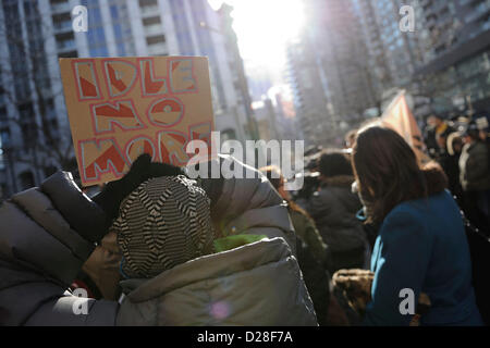 Toronto, Canada. 16 gennaio 2013. Inattivo non più rally al di fuori del Consolato Generale Britannico nel centro cittadino di Toronto come parte dell'inizio giornata di azione. Inattivo non più è un movimento di protesta originari, tra le prime nazioni in Canada in reazione a presunte violazioni del trattato indigeni diritti da parte del governo di Harper e assume particolare problema con la omnibus bill Bill C-45. Nella foto, una folle No più segnaletica essendo mantenuto alto in una folla. Credito: n8n foto / Alamy Live News Foto Stock