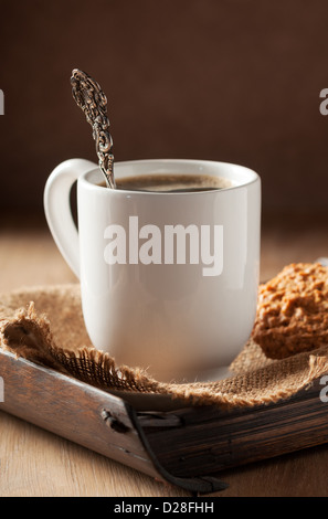 Antique cucchiaino da caffè in tazza di caffè - focus sul bordo della tazza e cucchiaio Foto Stock