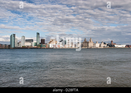 Lo skyline di Liverpool presa attraverso il fiume Mersey Foto Stock