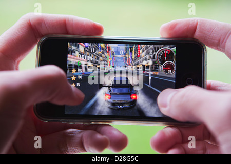 Riproduzione di car racing game sullo smartphone. Foto Stock