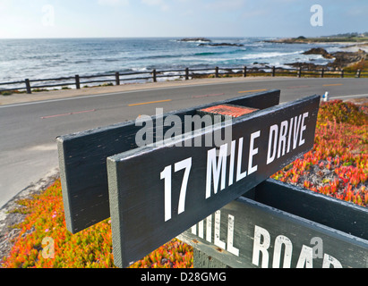 Cartello stradale MONTEREY 17 miglia su favoloso percorso panoramico attraverso Pacific Grove e Pebble Beach sulla penisola di Monterey California USA Foto Stock