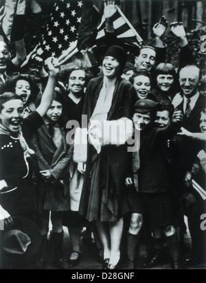 Amelia Earhart ha accolto a Londra dopo che il volo da Terranova in Galles, Giugno 17-18, 1928 Foto Stock