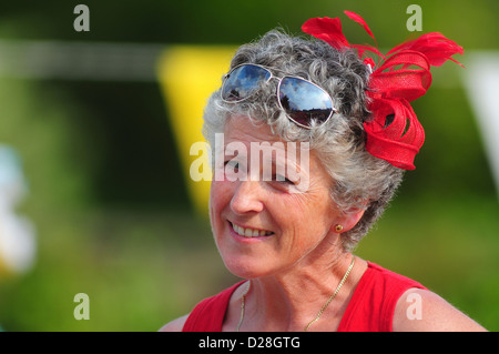 Una ragazza in un abito rosso in corrispondenza di una parte di strada REGNO UNITO Foto Stock