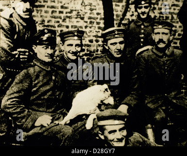 Adolf Hitler, seduti all'estrema destra, con altri soldati nel XVI bavarese reggimento riserva, fronte occidentale, WWI, 1917 Foto Stock