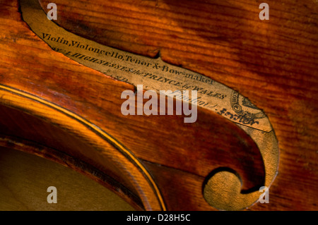 Liutaio firma etichetta Chiudi vista attraverso F foro suono a creatori etichetta e firma autentica in una bella William Forster inglese violino c1790 Foto Stock