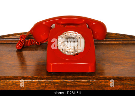 Retro rosso 1970 telefono su antichi tavolo ad angolo Foto Stock