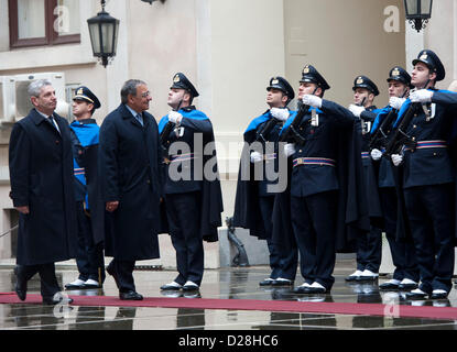 Roma, Italia. 16 gennaio 2013. Il Segretario alla difesa degli Stati Uniti Leon Panetta conduce una pass e rivedere durante un arrivo onori cerimonia con il Ministro italiano della Difesa Giampaolo Di Paola 16 Gennaio 2013 a Roma, Italia. Panetta è su sei giorni di viaggio in Europa per incontrare i leader e le truppe degli Stati Uniti. Foto Stock