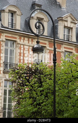 Elegante lanterna. La meravigliosa Place des Vosges è la più antica piazza prevista a Parigi. Costruito da re Henri IV, è stato inaugurato nel 1612. La Francia. Foto Stock