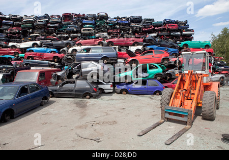 Ruhr, Germania, un carrello elevatore a forche nella parte anteriore di una macchina su una montagna junkyard Foto Stock