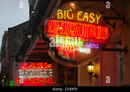 LA, New Orleans French Quarter, insegne al neon su Bourbon Street Foto Stock