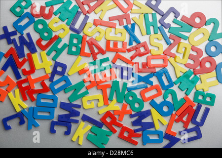 Magnete da frigorifero lettere illeggibili in un disegno casuale Foto Stock