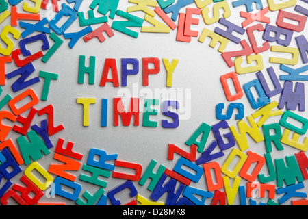 'Happy Times' - magneti da frigorifero Scrivi messaggi al di fuori di un'accozzaglia di lettere Foto Stock