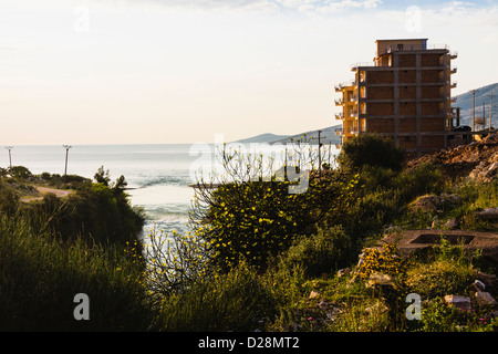 Appartamento incompiuta di blocco presso la costa della cittadina di Ksamil, vicino a Sarande, Albania. costruzione braccio. Foto Stock