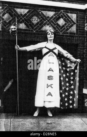 Suffragettes - STATI UNITI - Margaret Vale (Sig.ra George Howe), nipote del Presidente Wilson in suffragio Parade New York City Ottobre 1915. Foto Stock