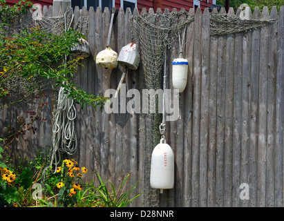 Legno trappola di aragosta boe in Cape Cod, Massachusetts, New England, STATI UNITI D'AMERICA Foto Stock