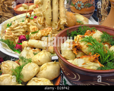 Tradizionale cibo ucraino in assortimento nella decorazione di festa Foto Stock