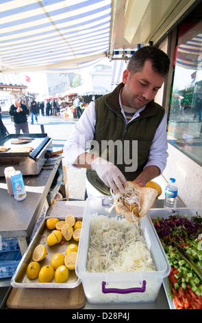 Sgombro pesce grigliato per il famoso pesce sandwiches serviti sul e dal Ponte di Galata a Istanbul. Foto Stock