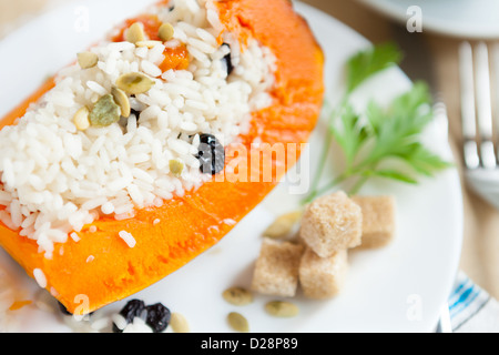 Zucca dolce con riso e cotto in forno, close up Foto Stock