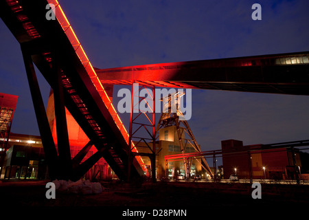 Essen, Germania, Zeche Zollverein illuminata di notte Foto Stock