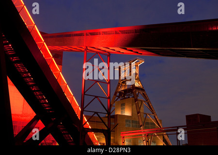 Essen, Germania, Zeche Zollverein illuminata di notte Foto Stock