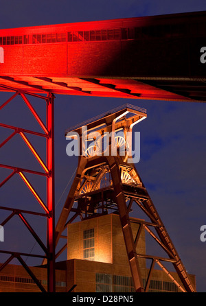 Essen, Germania, Zeche Zollverein illuminata di notte Foto Stock