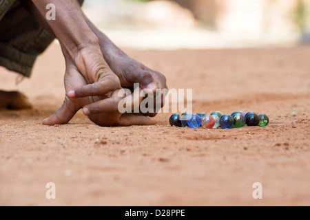 Ragazzi indiani la riproduzione di marmi in un territorio rurale villaggio indiano. Andhra Pradesh, India Foto Stock