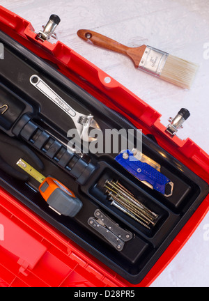 Strumento di Orange Box con nastro a mezzaluna Boxcutter spazzola le viti e utensili polivalente Foto Stock