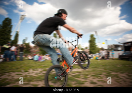 Berlino, Germania, in Freestyle BMX rider in Mauerpark Foto Stock