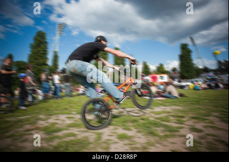 Berlino, Germania, in Freestyle BMX rider in Mauerpark Foto Stock