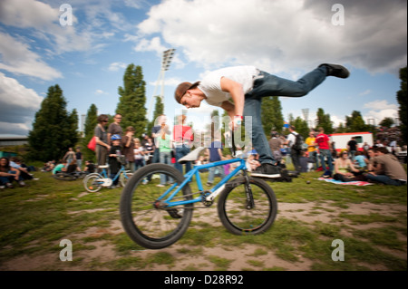 Berlino, Germania, in Freestyle BMX rider in Mauerpark Foto Stock
